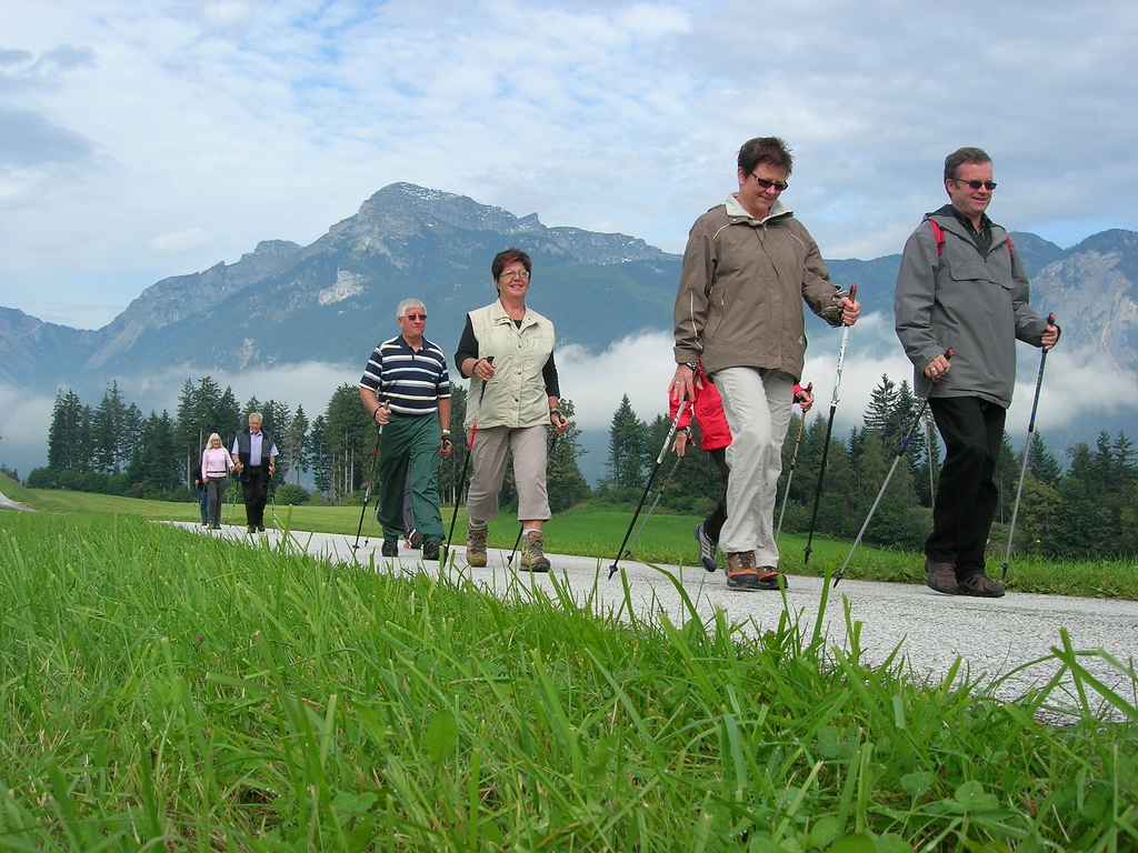 Нордик волкинг. Спорт ходьба пешком. Северная ходьба. Тренировочная ходьба. Ходьба.