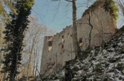 SUR LES TRACES DES CHÂTEAUX DU MASSIF